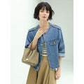 Veste Jean Crop Bleu – Col Rond, Épaulettes et Boutons Dorés