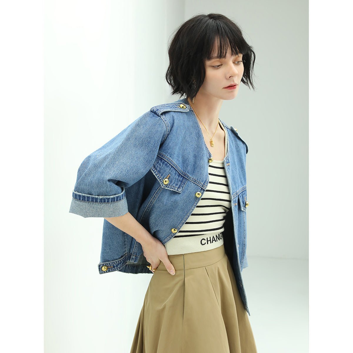 Veste Jean Crop Bleu – Col Rond, Épaulettes et Boutons Dorés