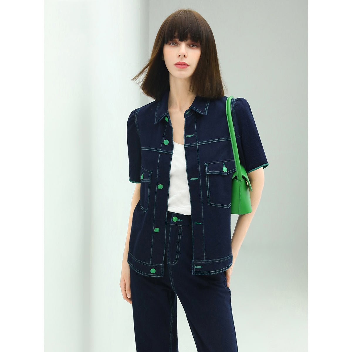 Veste Marine Manches Courtes – Surpiqûres Contrastées et Boutons
